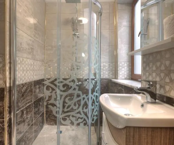 מלון Mitra Downtown 3*